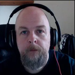 Mochila Bandolera: Guía para Elegir la Perfecta y Viajar Ligero 1 Soy Niall Roche, el Creador de Comprarmimaleta.online