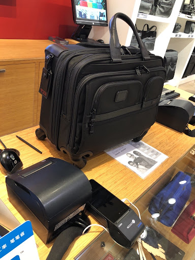 TUMI Outlet Store - Orlando Premium Outlets Vineland Ave