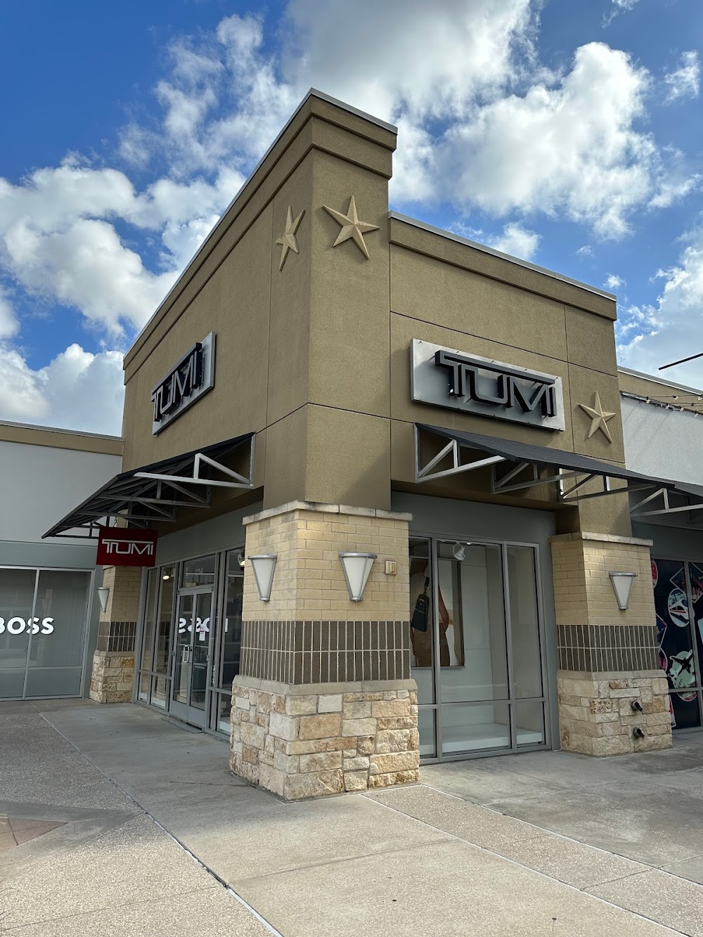 Descubre TUMI Outlet en Houston Premium Outlets – Maletas de Lujo a Precios Bajos