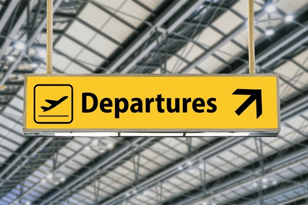 Departures: partidas de avión al atardecer – foto de aeropuerto