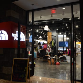 The North Face en South Coast Plaza – Tienda de ropa outdoor premium en la Costa Oeste