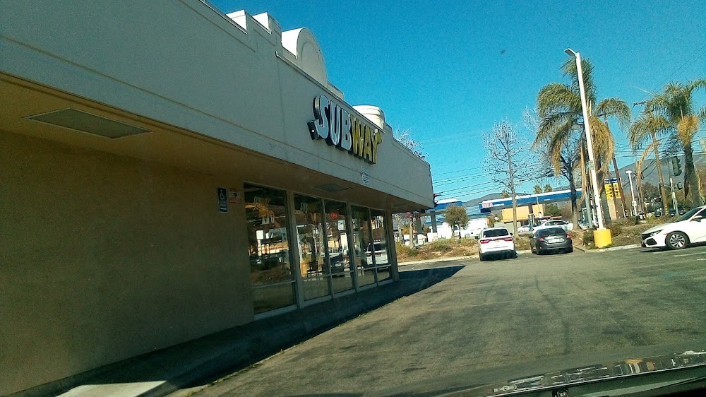 The Valley Shopping Center: Centro comercial moderno con tiendas, restaurantes y ocio en el corazón del valle