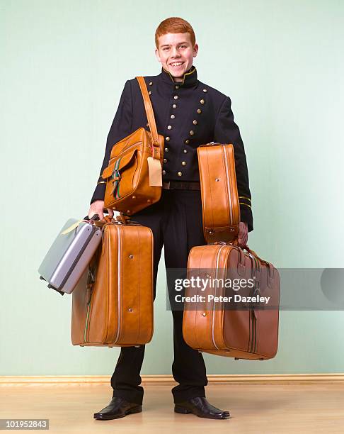 Hombre con equipaje: moda urbana, estilo de viaje y accesorios | Luggage Man