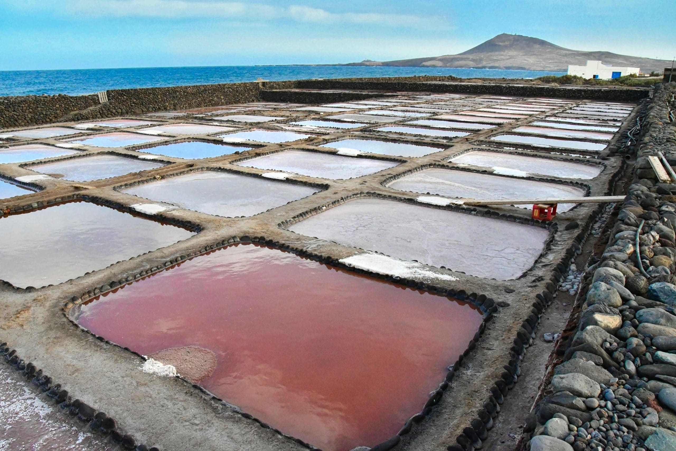 Salinas: Paisaje costero al atardecer con dunas doradas y aguas cristalinas