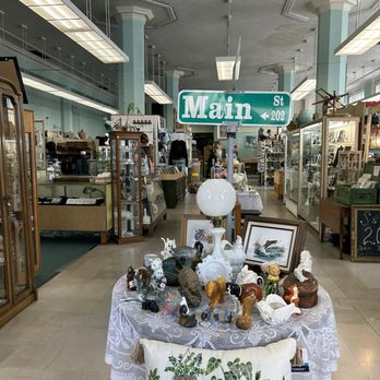 Mercado de Antigüedades Old Town Salinas – Tesoro Vintage en California