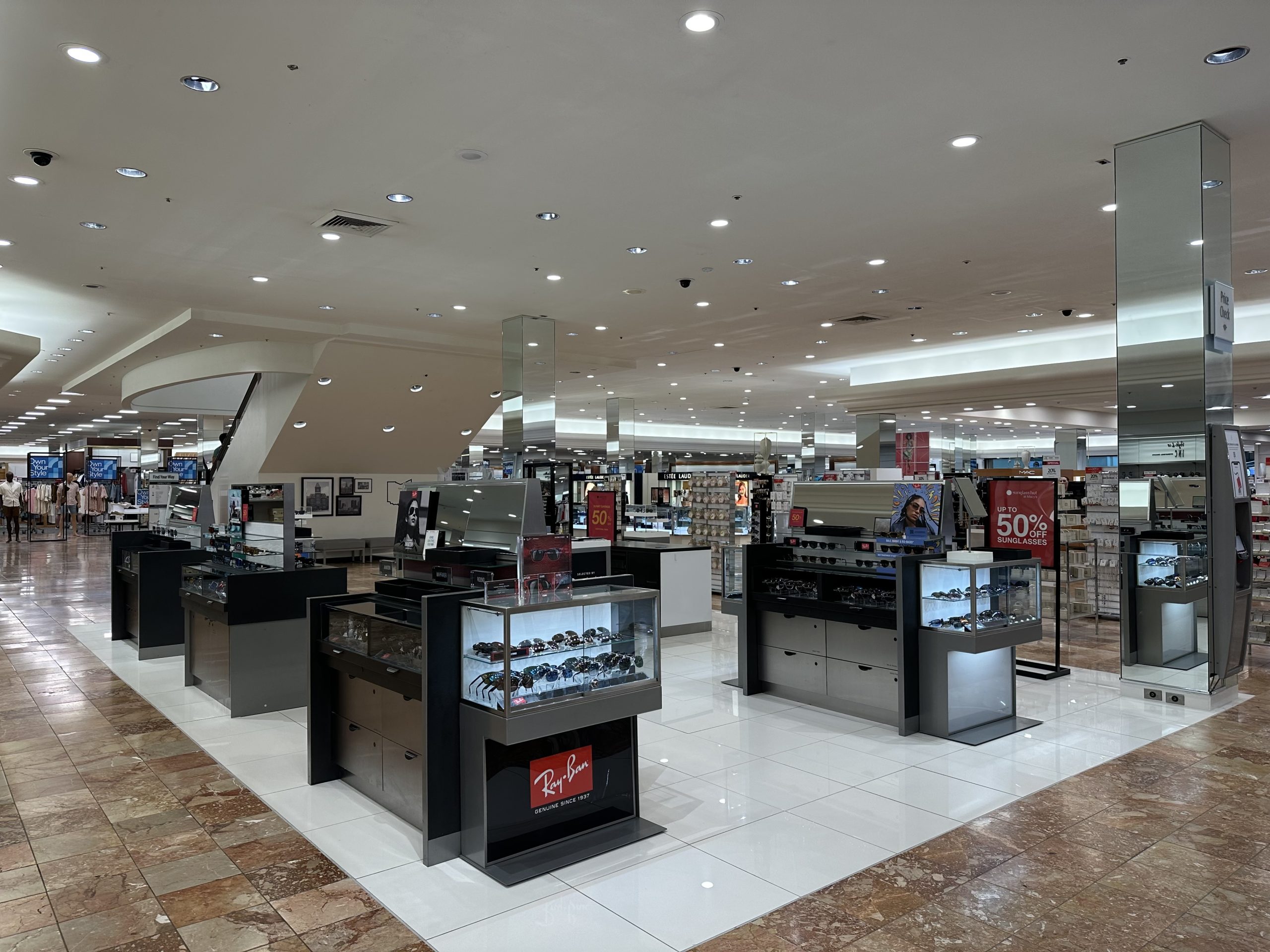 Sunglass Hut en Macy’s: Gafas de sol modernas y ofertas en la tienda