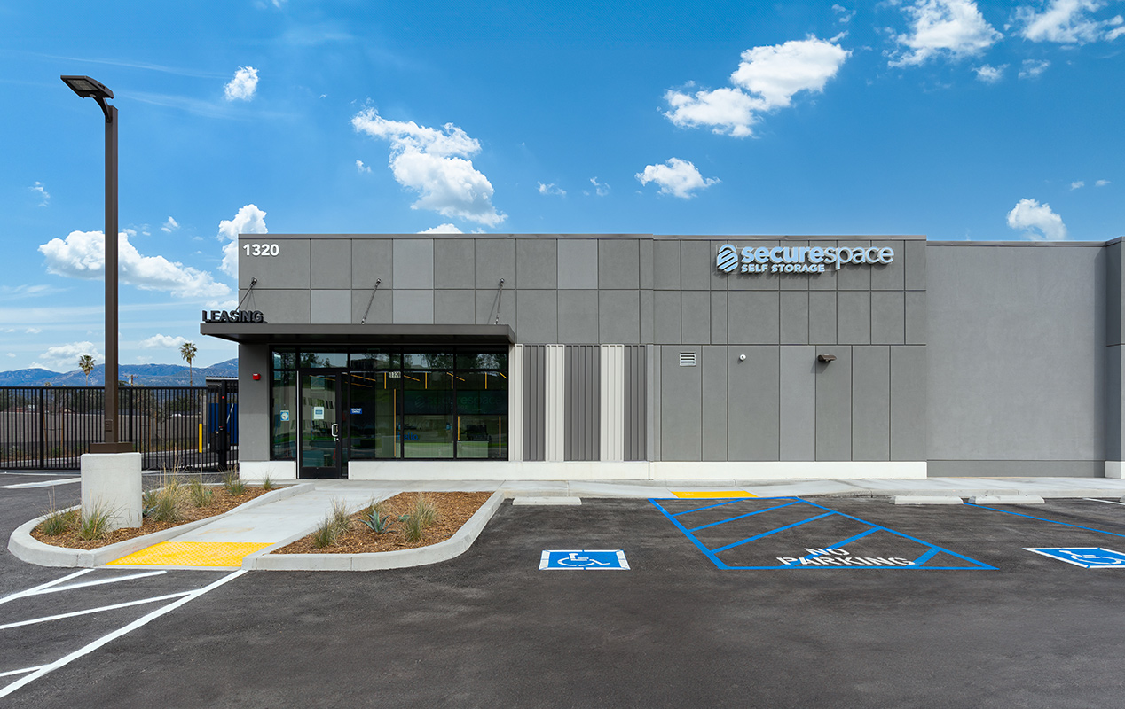 SecureSpace Self Storage San Bernardino – Almacenamiento Seguro y Accesible en Unidades de 24/7