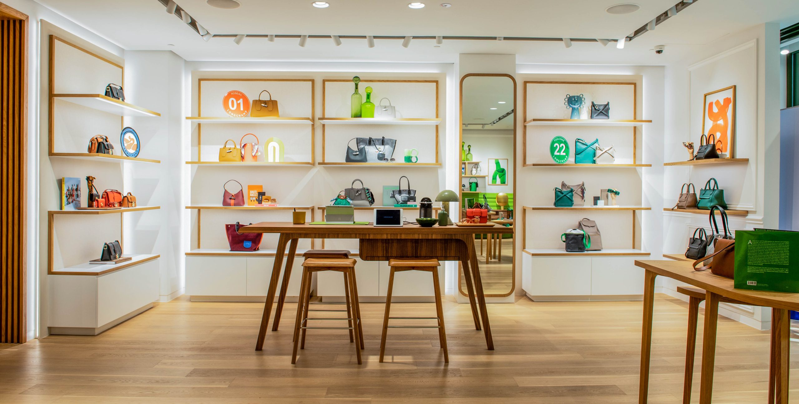 Longchamp en Valley Fair Mall: Bolso de lujo y estilo en tus compras