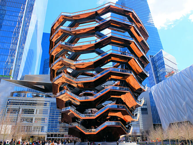 Barco VESSEL en alta mar: impresionante fotografía de navegación y diseño naval