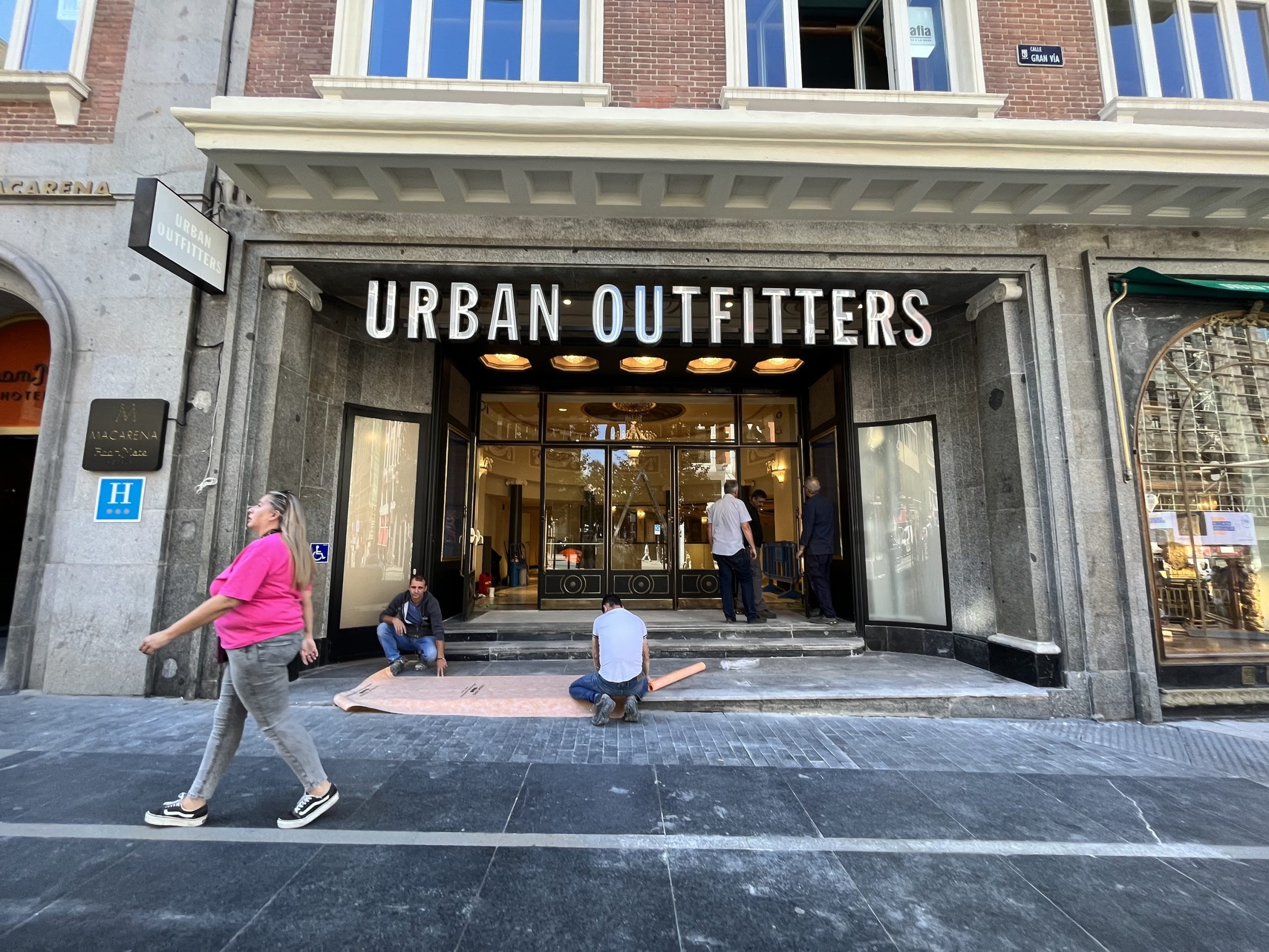 Outfitters: estilo urbano y ropa de aventura – moda outdoor para hombres y mujeres