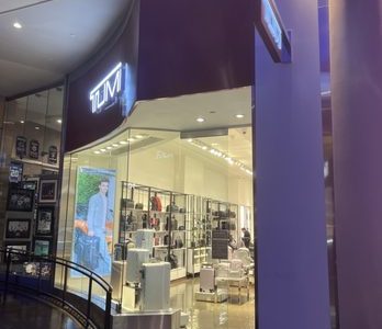 TUMI Store en Forum Shops: Tienda de lujo con equipaje premium y accesorios de viaje