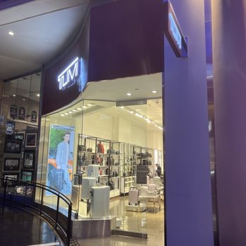 TUMI Store en Forum Shops: Tienda de lujo con equipaje premium y accesorios de viaje