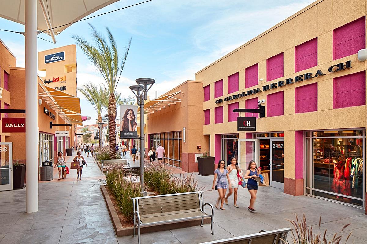 Descubre Las Vegas North Premium Outlets: Tiendas de marcas, descuentos y moda