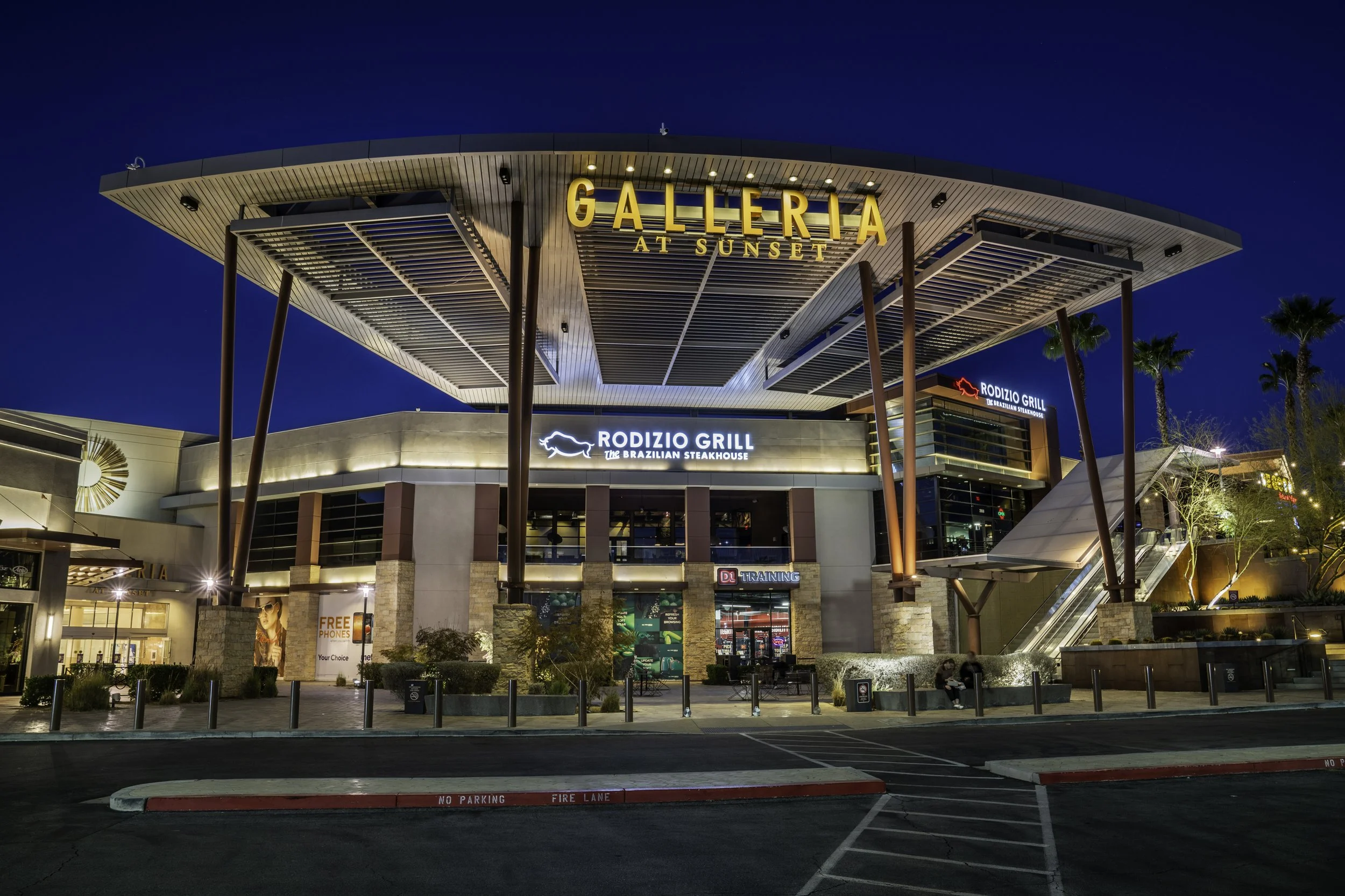 Mershops Galleria al Atardecer – Fotografía del Centro Comercial con Luz Dorada