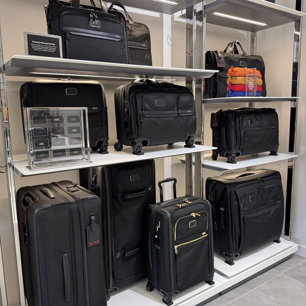 TUMI Store en Fashion Valley: Tienda de Maletas de Lujo y Accesorios de Viaje