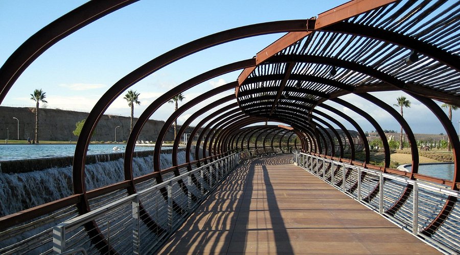 Tiendas en Dos Lagos: Compras, Ofertas y Diversión en The Shops