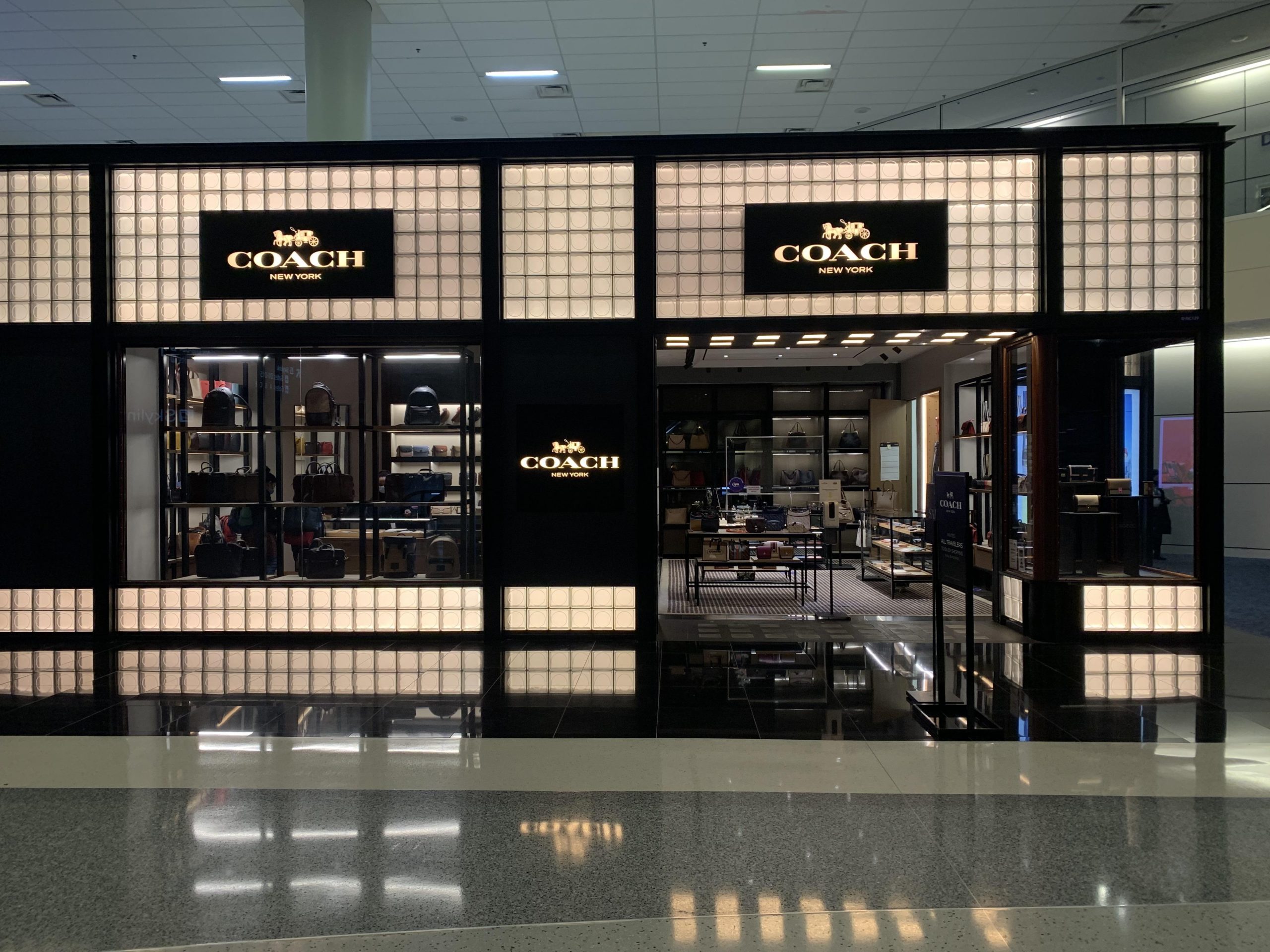 Coach en Aeropuerto DFW, Puerta D24: Tienda de Lujo