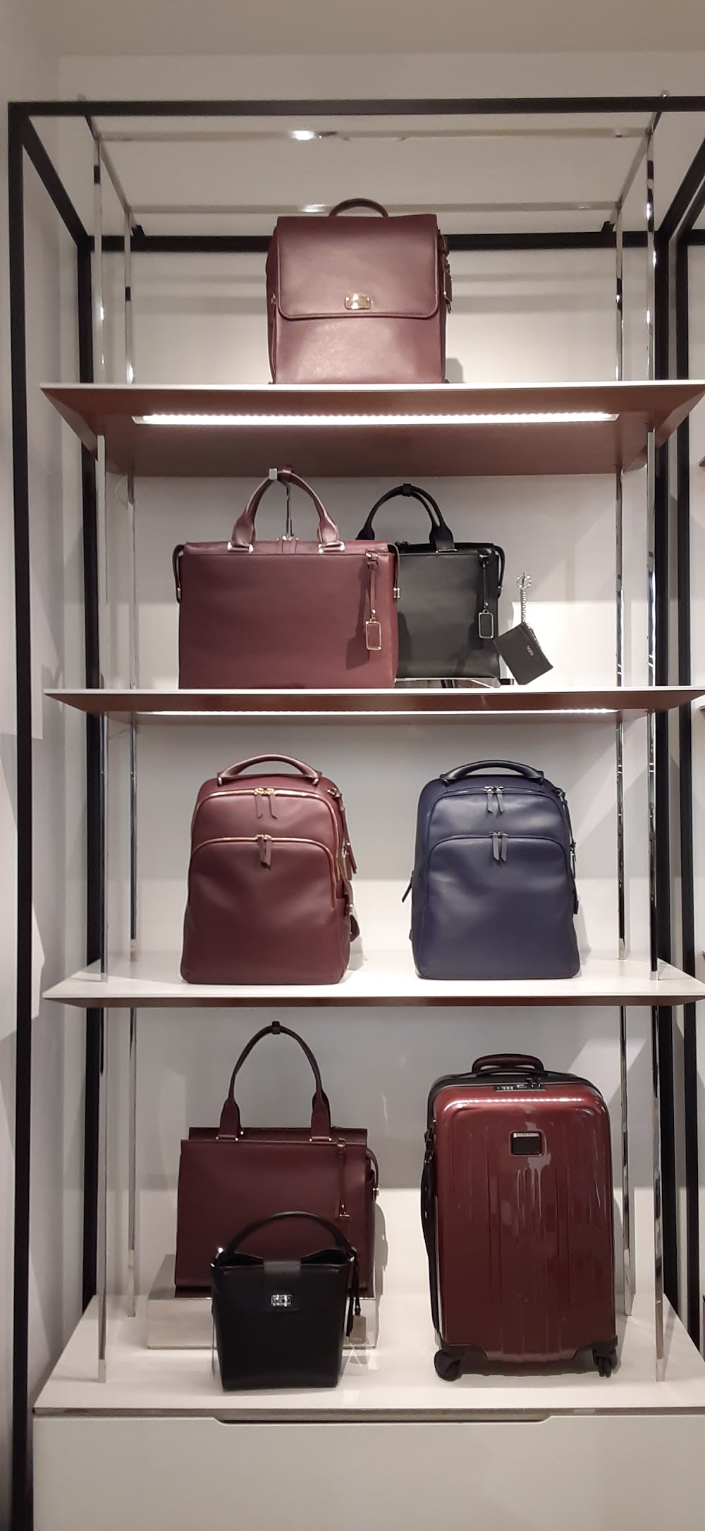 TUMI Store en South Coast Plaza – Tienda de Maletas de Lujo en Los Ángeles