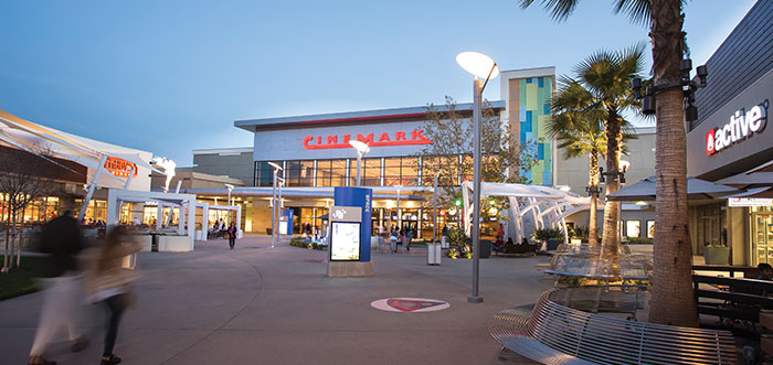 Paseo en Promenade at Downey: Paseo Vibrante y Moderno