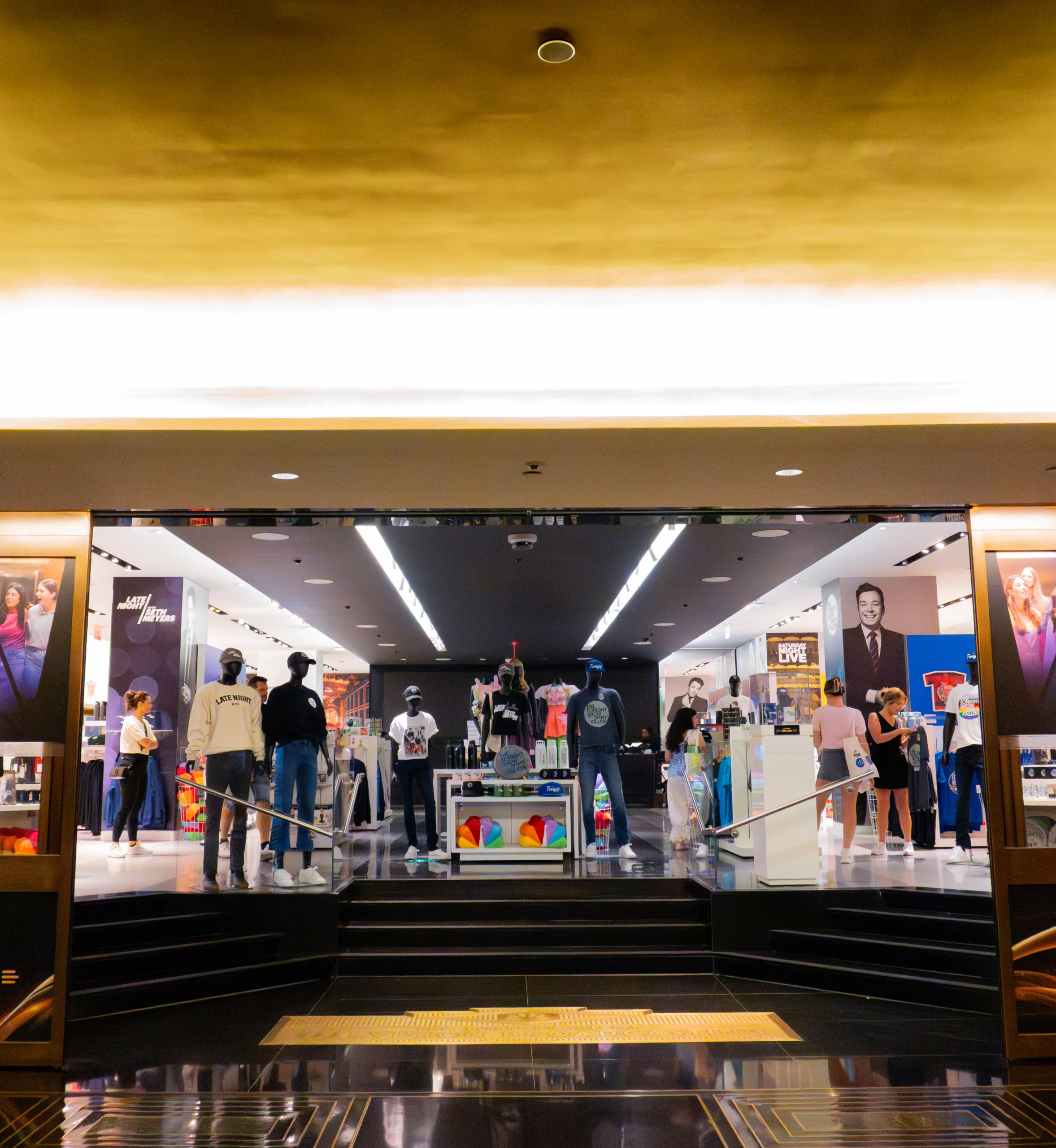 TUMI Store en Rockefeller Center: Tienda de lujo con equipaje premium en Nueva York